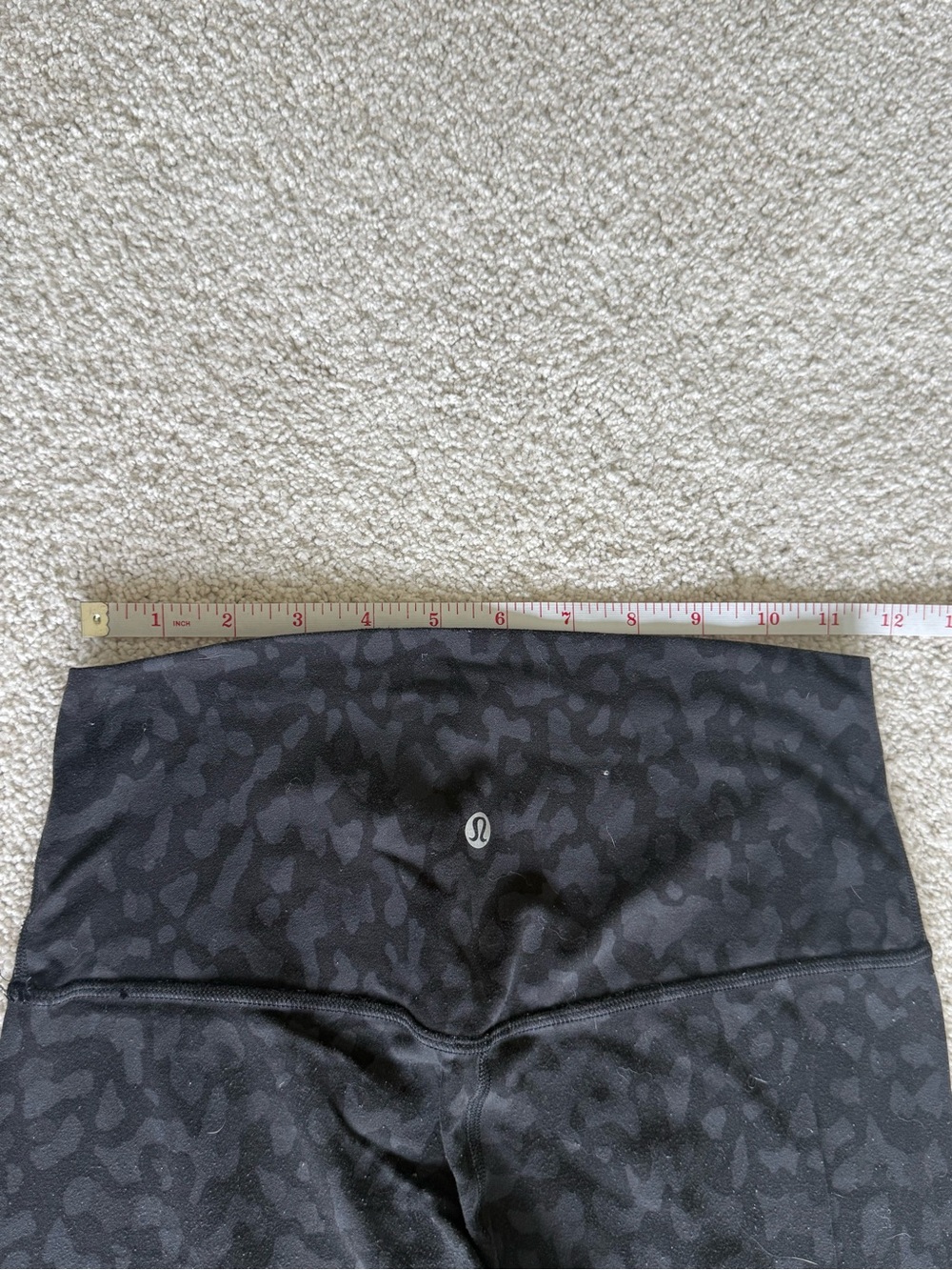 Lululemon crop leggings grey leopard Size 6 MSRP $98